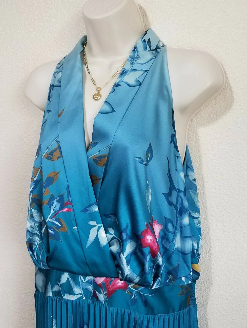 WHBM Sleeveless Shawl Neck Pleated Midi Dress - Picture 4 of 11